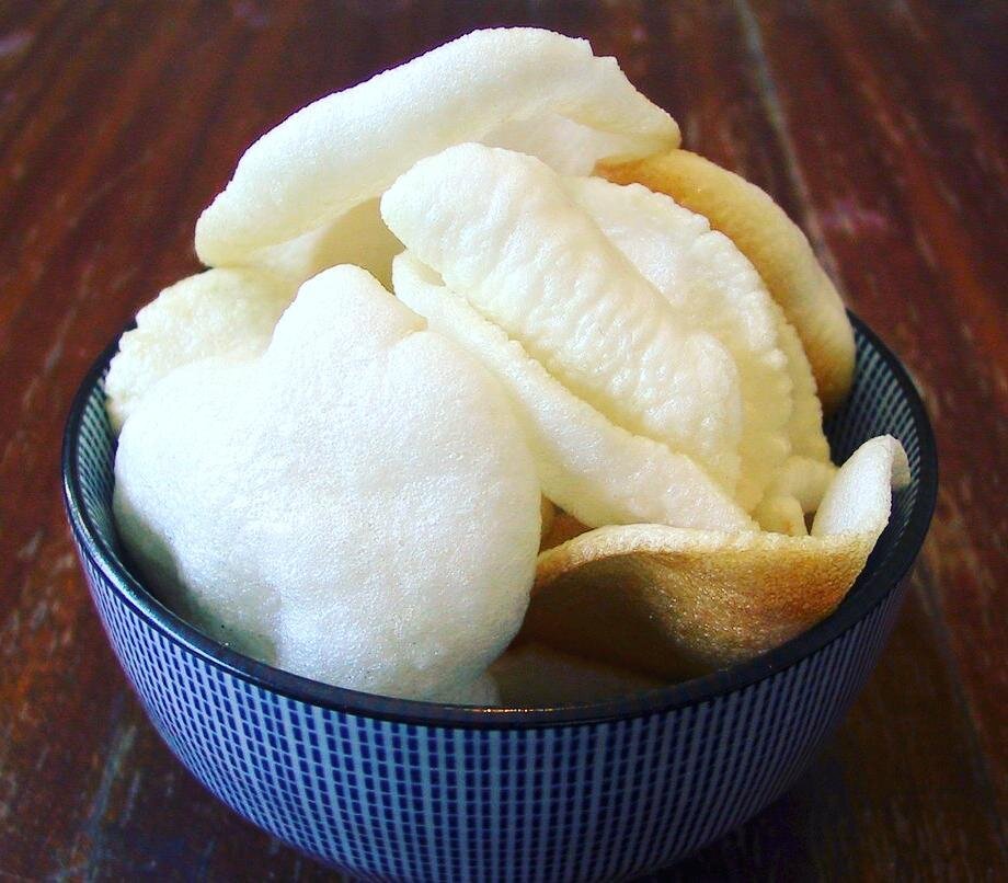 ИНГРЕДИЕНТЫ ДЛИННОЗЕРНЫЙ РИС 80 г
ПШЕНИЧНАЯ МУКА 50 г
МОЛОКО 150 мл
ЧЕРНЫЙ ПЕРЕЦ ГОРОШКОМ 1 чайная ложка
САХАРНАЯ ПУДРА 40 г
СОЛЬ щепотка
ВАНИЛЬНЫЙ САХАР 10 г
ЛИМОН ½ штуки

ИНСТРУКЦИЯ ПРИГОТОВЛЕНИЯ
1. Рис смолоть в кофемолке в муку.
2. Смешать вместе рисовую муку, пшеничную, пудру, ванильный сахар, соль.
3. Перец растолочь или измельчить блендером так, чтобы получились крупные крупинки и обжарить на сухой сковороде в течение 1–2 минут. Выжать туда сок лимона и прожарить еще 1 минуту. Добавить перец и молоко в мучную смесь и перемешать.
4. С помощью чайной ложки намазать тесто на силиконовый коврик или расстеленный кулинарной бумагой противень, тоненькими кружочками.
5. Поставить в разогретую до 150 градусов духовку и выпекать примерно минут 10, до того момента, пока не начнут зарумяниваться края. 