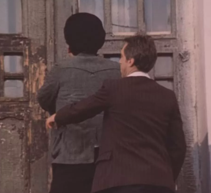 Жеглов подкидывает кошелёк