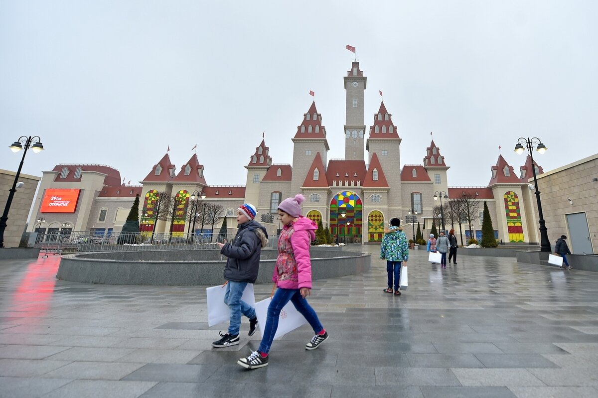 Парк развлечений «Остров Мечты» построили в Нагатинской пойме на юге столицы. Он стал первым в России и крупнейшим в Европе крытым тематическим парком мирового уровня.