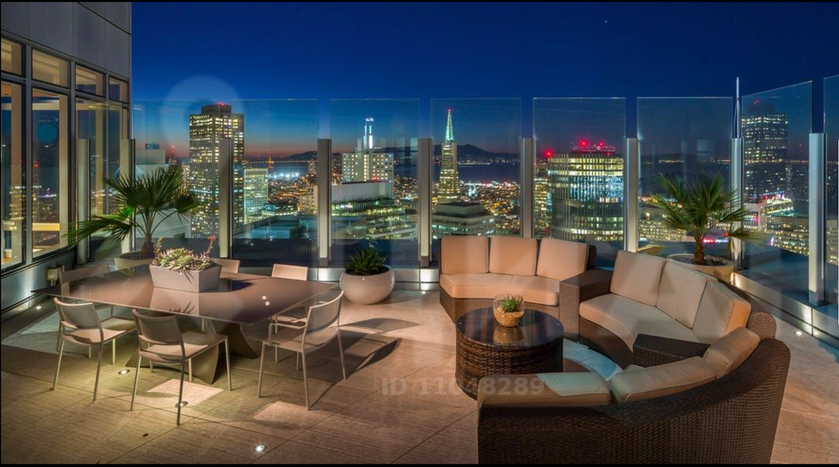 В квартире предусмотрена терраса отгороженная стеклянной ветрозащитой 