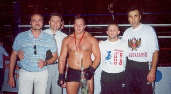 Фёдор Емельяненко (по центру), Андрей Былдин (второй справа)