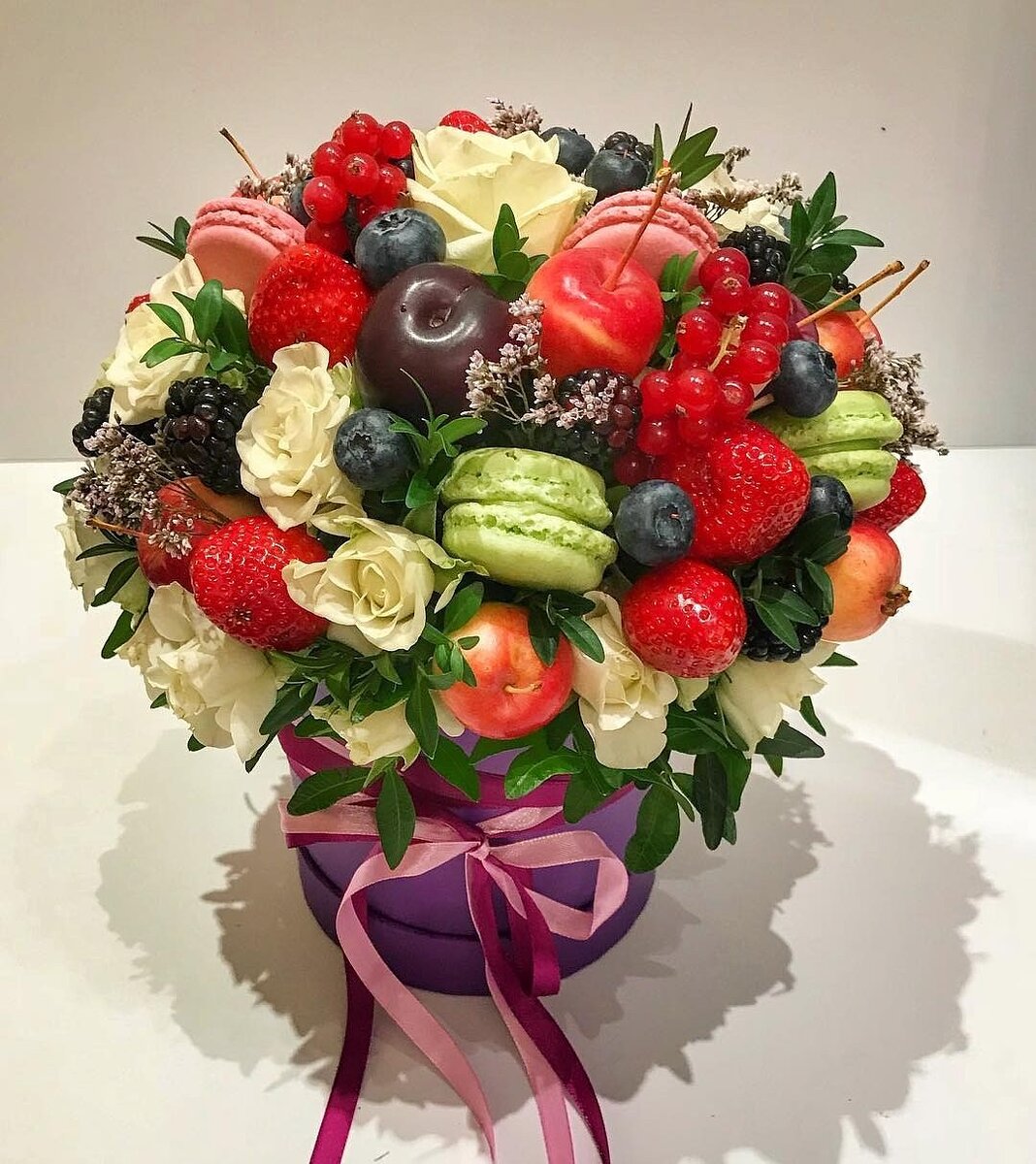 Букет из фруктов. Фруктово-цветочный букет. Красивые букеты из фруктов. Букет с фруктами и цветами.