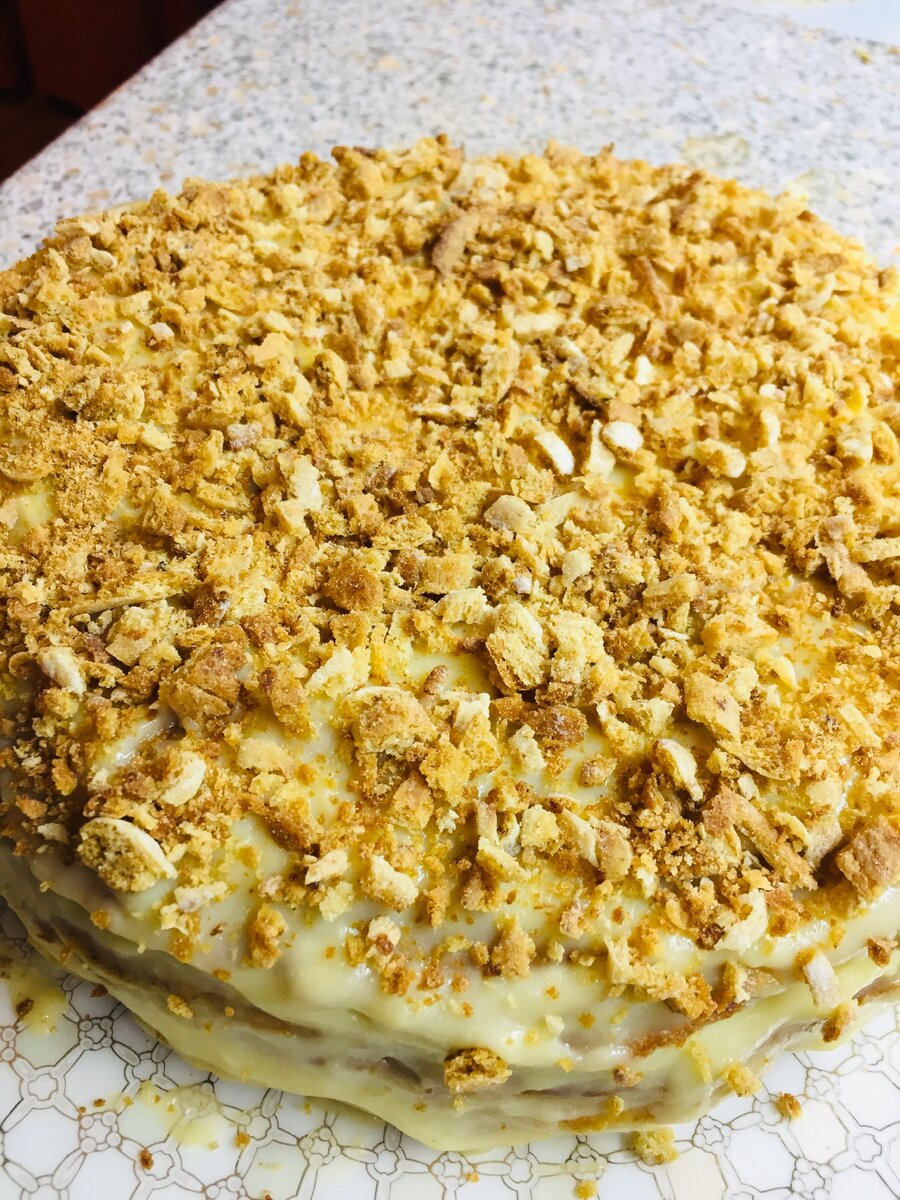 Нежный лимонный крем в сочетании с пряными медовыми коржами делают этот медовик необыкновенным. Этот рецепт фаворит в нашей семье.