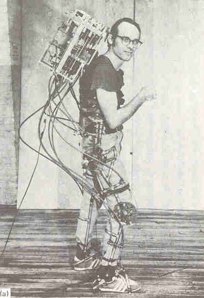 Джек Грундманн  с надетым на него устройством для ходьбы, которое он сконструировал под руководством профессора Сейрега