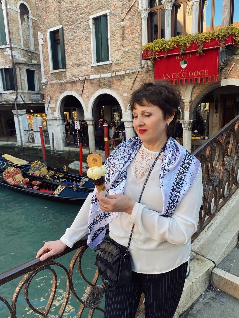 Моя мама в Венеции со мной. Ну красотка же? :)