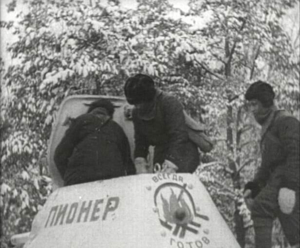 Башня танка Т-34-76 обр. 1941 года «Горьковский пионер» (видимо на фото экипаж танка)