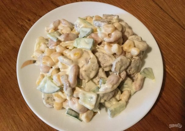 Ингредиенты:  Консервированная фасоль — 200 Грамм 
Кукуруза консервированная — 220 Грамм 
Огурец — 1 Штука 
Лук — 1 Штука 
Сухарики — 50 Грамм 
Майонез — По вкусу 
Соль — По вкусу
