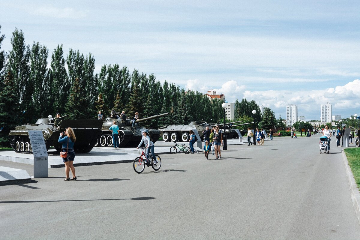 Парк Победы, который находится через оживленное шоссе 