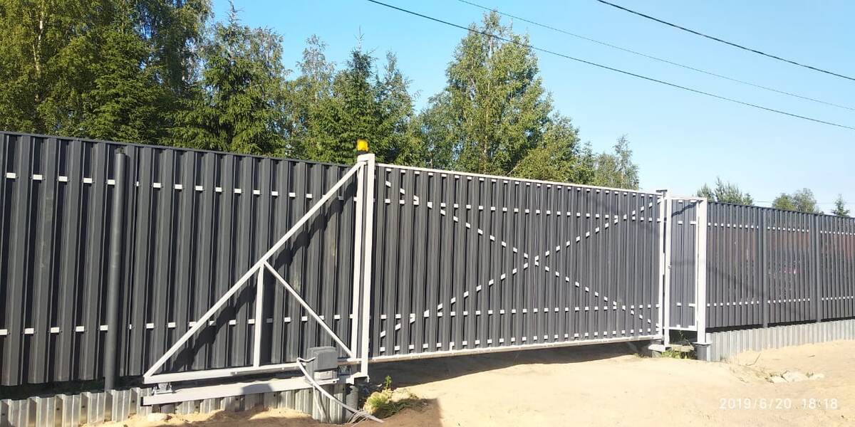 Забор с полотном из металлического штакетника на винтовых сваях с откатными воротами (Выполнено СЗСК https://sz-sk.ru)