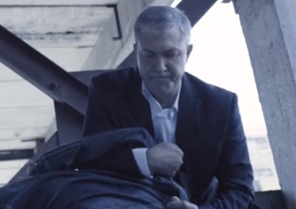 Игорь Лукин заламывает руки бандиту. Кадр из заставки сериала "Детективы"