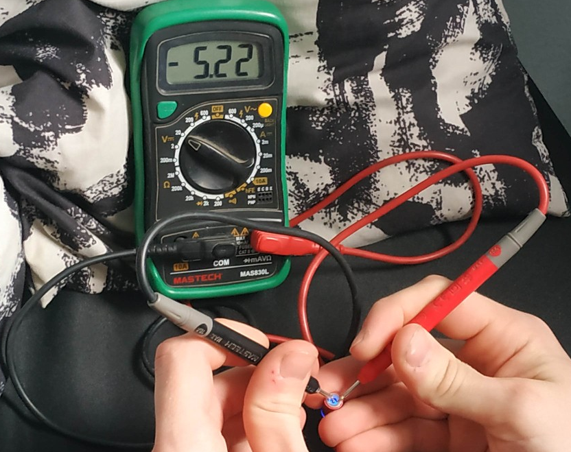 Всего 2 контакта намекают на то, что кабель только для зарядки