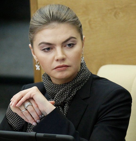 Говорят, Кабаева решила использовать свои обширные связи, чтобы уничтожить карьеру Петрова. А ведь раньше актёр считался её «любимчиком», благодаря чему якобы и взобрался на киношный Олимп.

К слову, такая же участь видимо постигла и предыдущего фаворита Кабаевой, Данилу Козловского. Долгое время зрители могли видеть в лучших отечественных фильмах, однако в один момент актёр внезапно пропал с радаров.