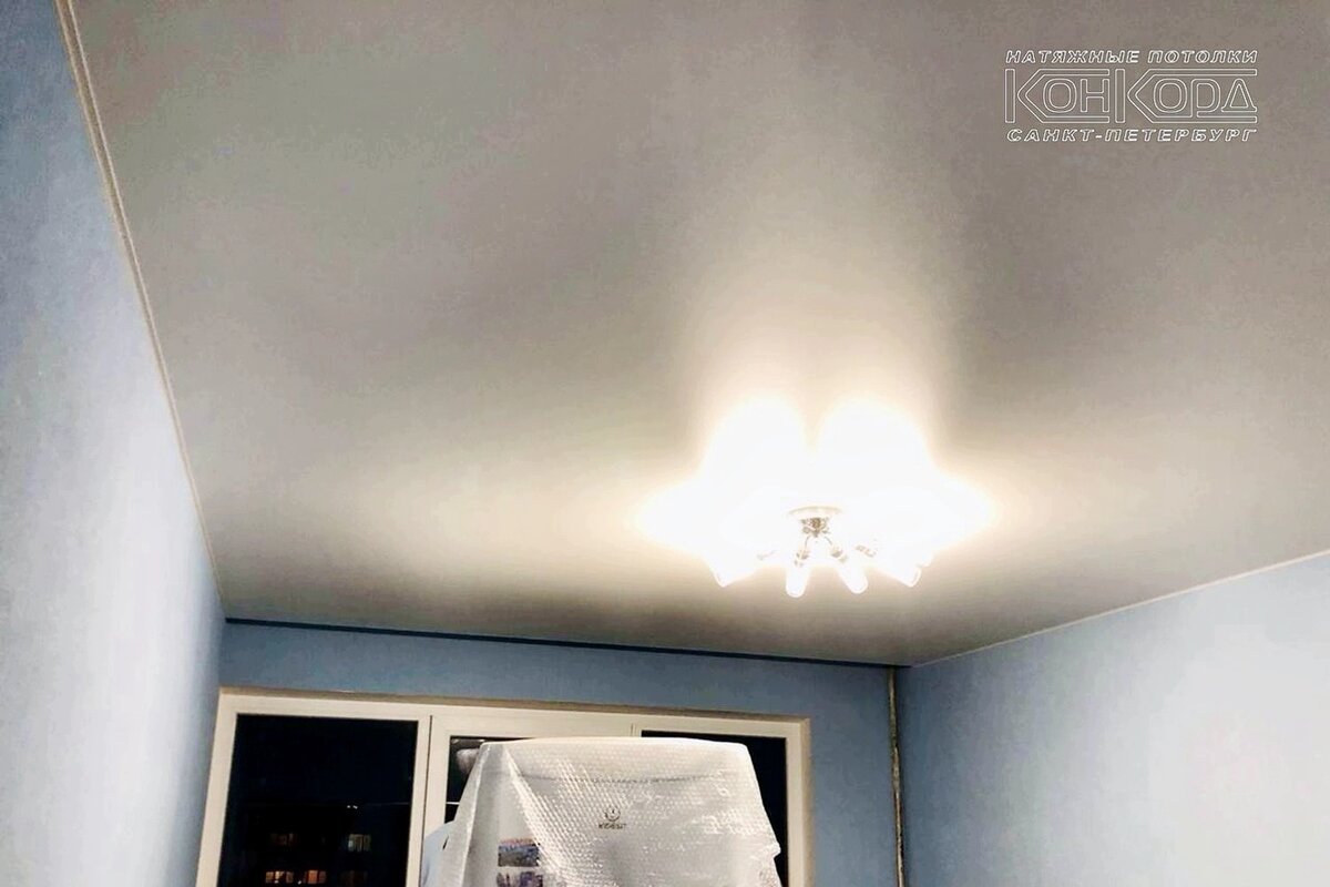 Матовый потолок с люстрой