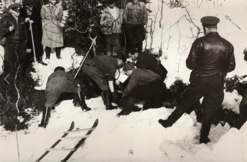 Повторяю просьбу не публиковать в комментариях более чувствительных фотографий обнаружения ребят. Все эти фотографии вы можете найти в моей книге "Что случилось на перевале Дятлова?" или в интернете.