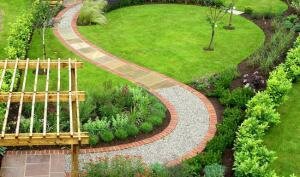 Кирпич и садовый паркет: 9 материалов для садовых дорожек