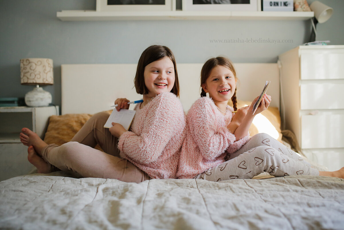 В силу возраста вслед за гибелью корабля в "Морском бое" раздавался вой семилетней..."Она меня убилаааа", но потом наступало спокойствие и игра продолжалась. Учиться проигрывать - тоже важно.