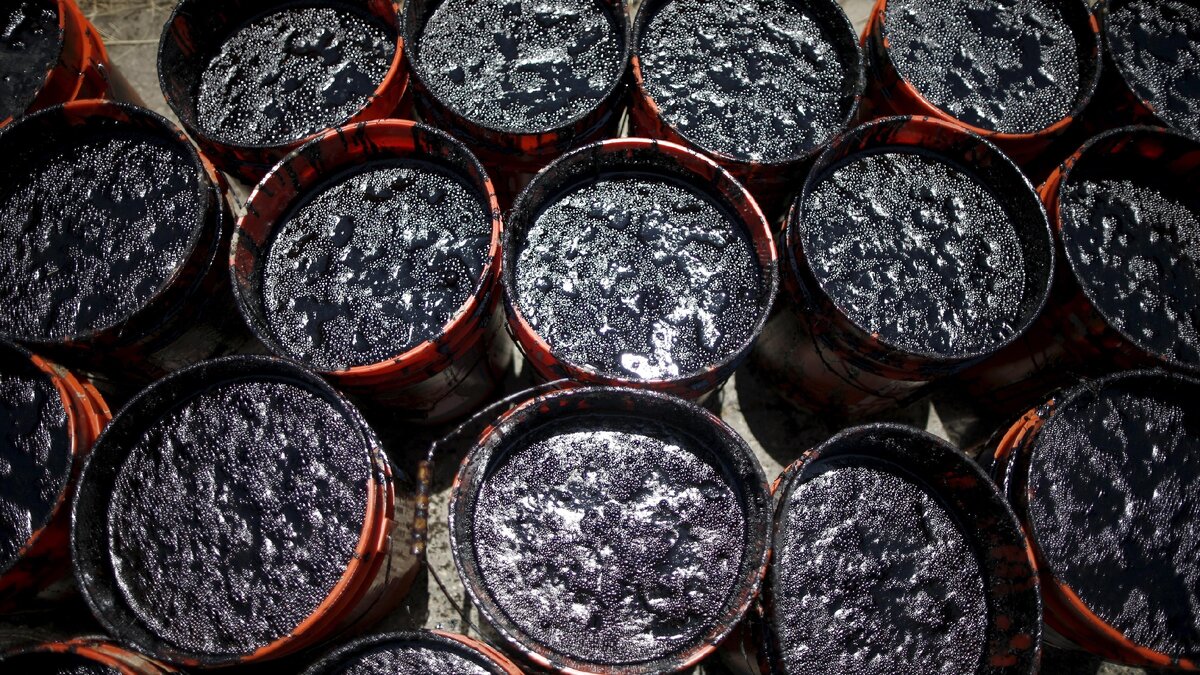 Нефтяная компания из Якутии первой в России снизила цены на бензин и дизель на ряде своих АЗС больше, чем на рубль за литр. Но поставщики топлива в Москве и других регионах не планируют снижать цены 

Якутская нефтяная компания «Саханефтегазсбыт» с 6 апреля снизила цены на АЗС Нагорнинской и Томмотской нефтебаз, в селах Нижний Бестях и Качикатцы, сообщила ее пресс-служба. На этих заправках цены на литр бензина АИ-95 и АИ-92 упали на 0,5—1,10 руб., на дизельное топливо — на 0,5—1,20 руб. Так, на АЗС Нагорнинской нефтебазы цена литра АИ-95 с 6 апреля составила 49 руб., а АИ-92 — 47,9 руб. 
«Корректировка цен в сторону уменьшения стала возможной благодаря сложившемуся положению на оптовом рынке. С марта этого года у поставщиков «Саханефтегазсбыта» цены на нефтепродукты начали снижаться», — говорит генеральный директор компании Виктор Лебедев (его слова приводятся в сообщении).

Это первый случай снижения цен на бензин в России после обвала нефтяных котировок. Мировые цены на нефть упали с февральского уровня выше $50 за баррель до менее $25 за баррель в конце марта на фоне снижения спроса из-за распространения коронавируса и развала сделки ОПЕК+ о сдерживании добычи, а также начала ценовой войны между Саудовской Аравией и Россией. 6 апреля, после того как стало известно о возобновлении переговоров между участниками ОПЕК+, баррель нефти уже торговался по $32,5. 
Как города России живут в

