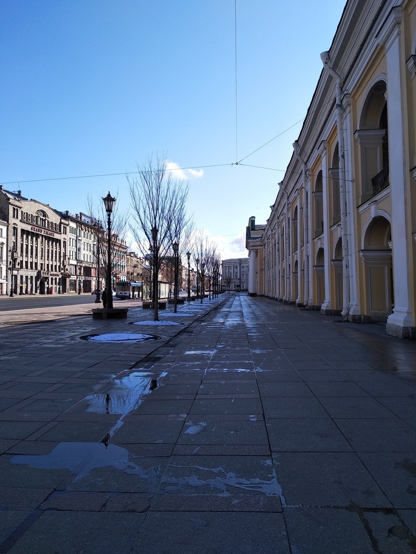 Невский проспект. Гостиный двор.  Апрель 2020 г.