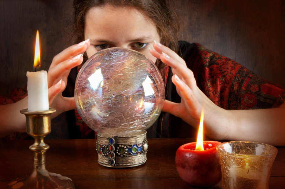 Волшебный хрустальный шар на столе/хрустальный шар гадалки на столе