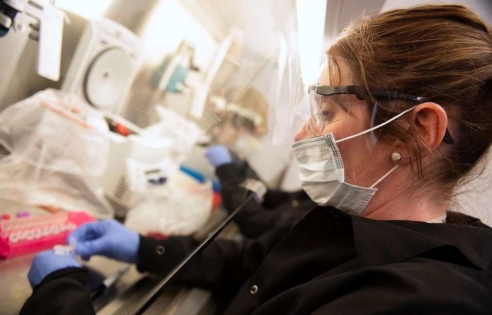 У специалистов, которые занимаются исследованием SARS-CoV-2, нет никаких сомнений, что вирус может распространяться в воздухе.