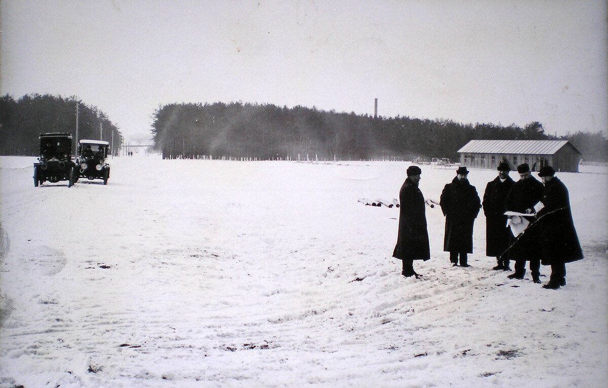 та самая фотография где братья Рябушинские обсуждают план строительства завода. Тюфелева роща. 1916 год