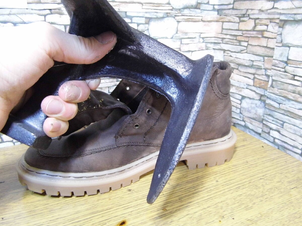 Замена подошвы на ботинках. Переклейка подошвы. Подошва для ремонта обуви. Меняет обувь.