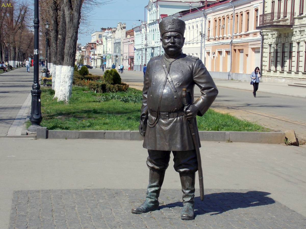 Галерея владикавказ. Скульптура городовой Владикавказ. Памятник городовому во Владикавказе. Проспект мира Владикавказ статуя. Нестеренко скульптор Владикавказ.