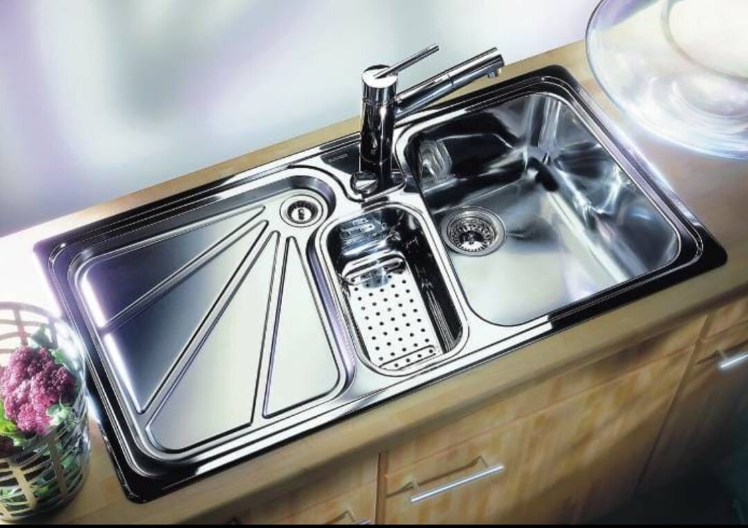 Почему же именно раковина?

Чистая раковина это основа и классика системы Флай Леди.
Именно с неё начались чудесные изменения в доме Марлы Силли(основательницы метода).
Марла в своё время находилась на самом дне, в глубокой депрессии. Когда она взяла себя в руки, то решила начать путь к организованности именно с чистой раковины.
Она намывала её утром и вечером и этот Островок чистоты постепенно распространился по всему дому и кардинально изменил её жизнь (а в последствии и многих других женщин)!
Такое простое действие.
Как же это работает?
Даже в полном хаосе можно создать место, где легко поддерживать порядок. Это даёт ощущение завершён носит и чистоты. Вымыли посуду, вытерли раковину. Всё!Можно себя похвалить.
Раковина сразу бросается в глаза, когда заходишь на кухню.
Это самая "горячая точка".
Именно она наиболее часто используется и страдает.
Утром зайдя на кухню и увидев свободную от посуды раковину, многие женщины отмечают улучшение настроения.
К чистой раковине быстро притягивается чистота в доме.
Руки так и чешутся сделать что то ещё.
Это самая универсальная привычка из Флай Леди.
Даже если вам не понравятся остальные принципы и вы приверженеца КонМари или ещё чего-то.
Вы в любом случае кушаете и дома есть грязная посуда. С ней нужно что-то делать.
И лучше, что вы можете сделать - приучить себя держать раковину пустой и чистой.Мыть посуду сразу. 
А с энергетической стороны очень не благоприятно копить грязную посуду. Это место становится сборищем негативной энергии, а рядом вода, которая разносит это негативное влияние по всему дому. 
В древности говорили, что в грязной раковине черти хвосты моют. 
Оно нам надо? 🤣

Согласны со мной?