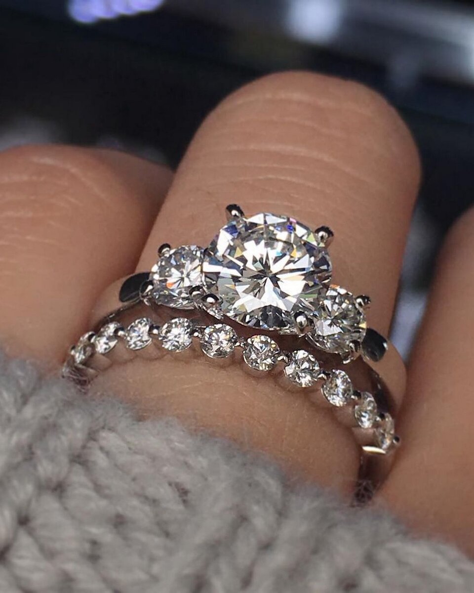 Пример помолвочного кольца с тремя бриллиантами. Картинка взята из интернета.