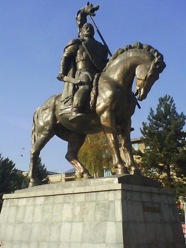 Фото взято на сайте: https://orasuldeva.ro/orasuldeva/index.php/monumente-si-statui/127-statuia-ecvestra-a-lui-decebal