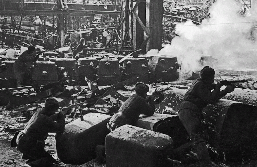 Великая Отечественная война 1941—1945 годов. Советские солдаты ведут бой на территории Сталинградского завода «Красный Октябрь» в мартеновском цехе № 1. Декабрь 1942 года.