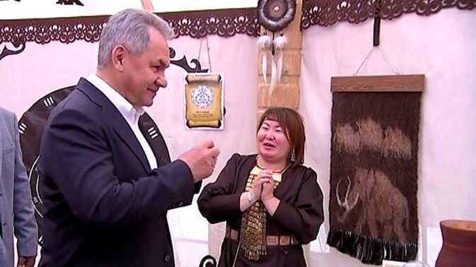 Шойгу демонстрирует свое умение