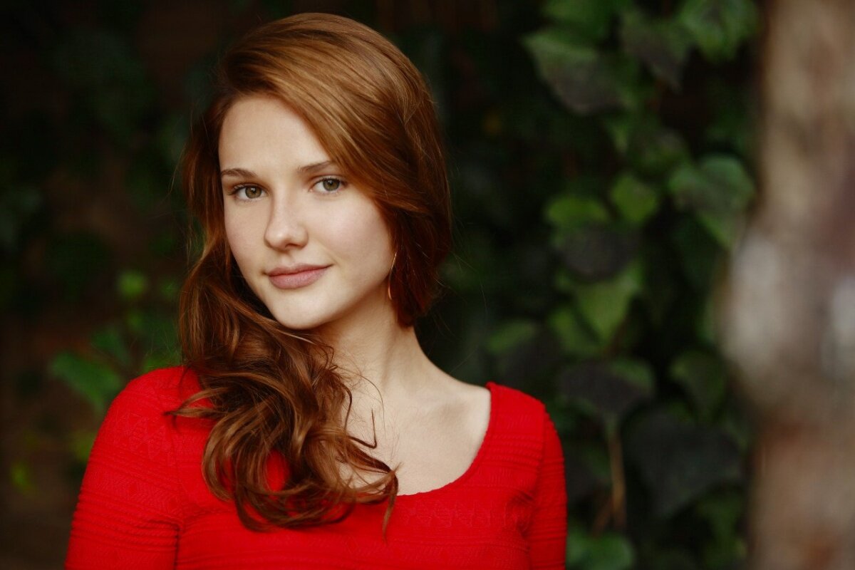 Хазал вырастила жертвенная и бескорыстная Гюльсерен. Но Хазал выросла завистливой и безжалостной. Узнав что ее настоящие родители богачи, она в момент перестает называть Гюльсерен матерью. Все, что составляло ее мир в течении 15-ти лет она готова забыть, предать и выбросить. Ради красивой жизни, платьев, роскоши.