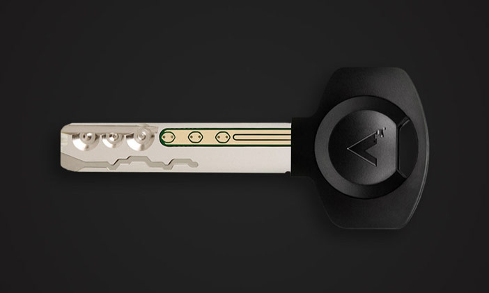 При попытку открытия двери посторонним ключом, поворотный механизм блокируется. Дальнейшие действия зависят от настройки сценариев, может запускаться сигнализация, отправляться уведомление на телефон или другие действия.