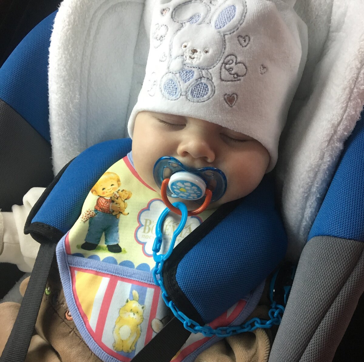 Младший сын в автолюльке. Фото автора канала https://zen.yandex.ru/rastimdetej