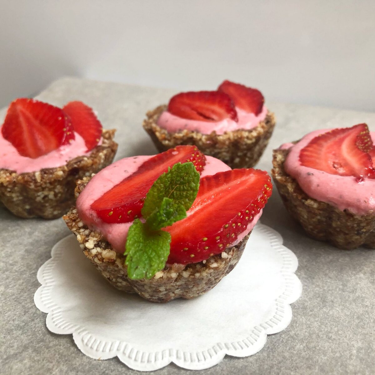 Тарталетки клубника-мята-миндаль