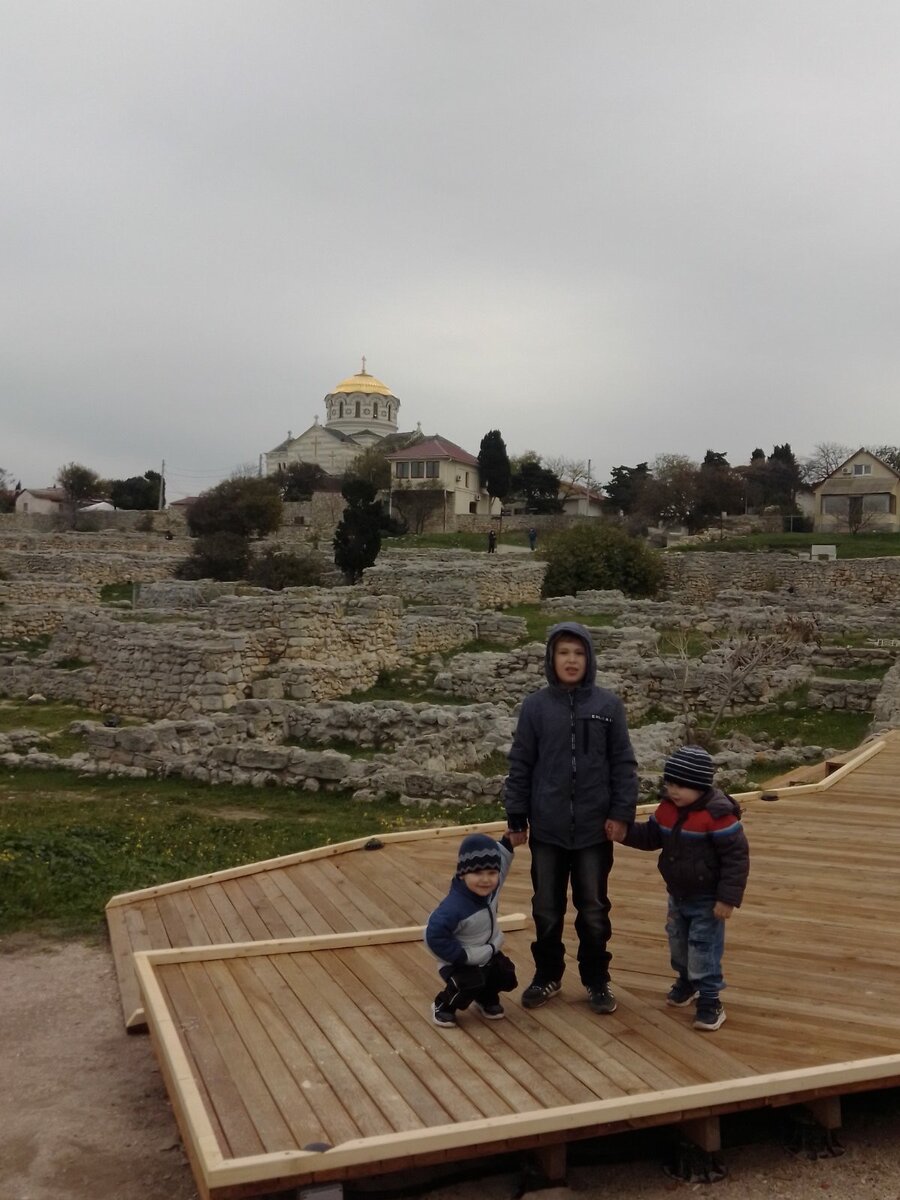 Дорожки делают из специального материала, причем конструкция такова, что её можно в любой момент демонтировать без вреда для грунта.