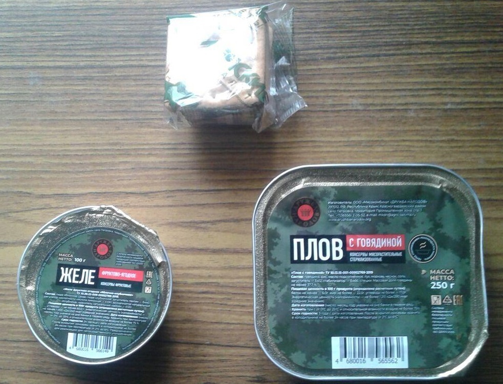 Вот это сегодня будет мой завтрак. Галеты армейские, плов с говядиной и фруктово-ягодное желе.