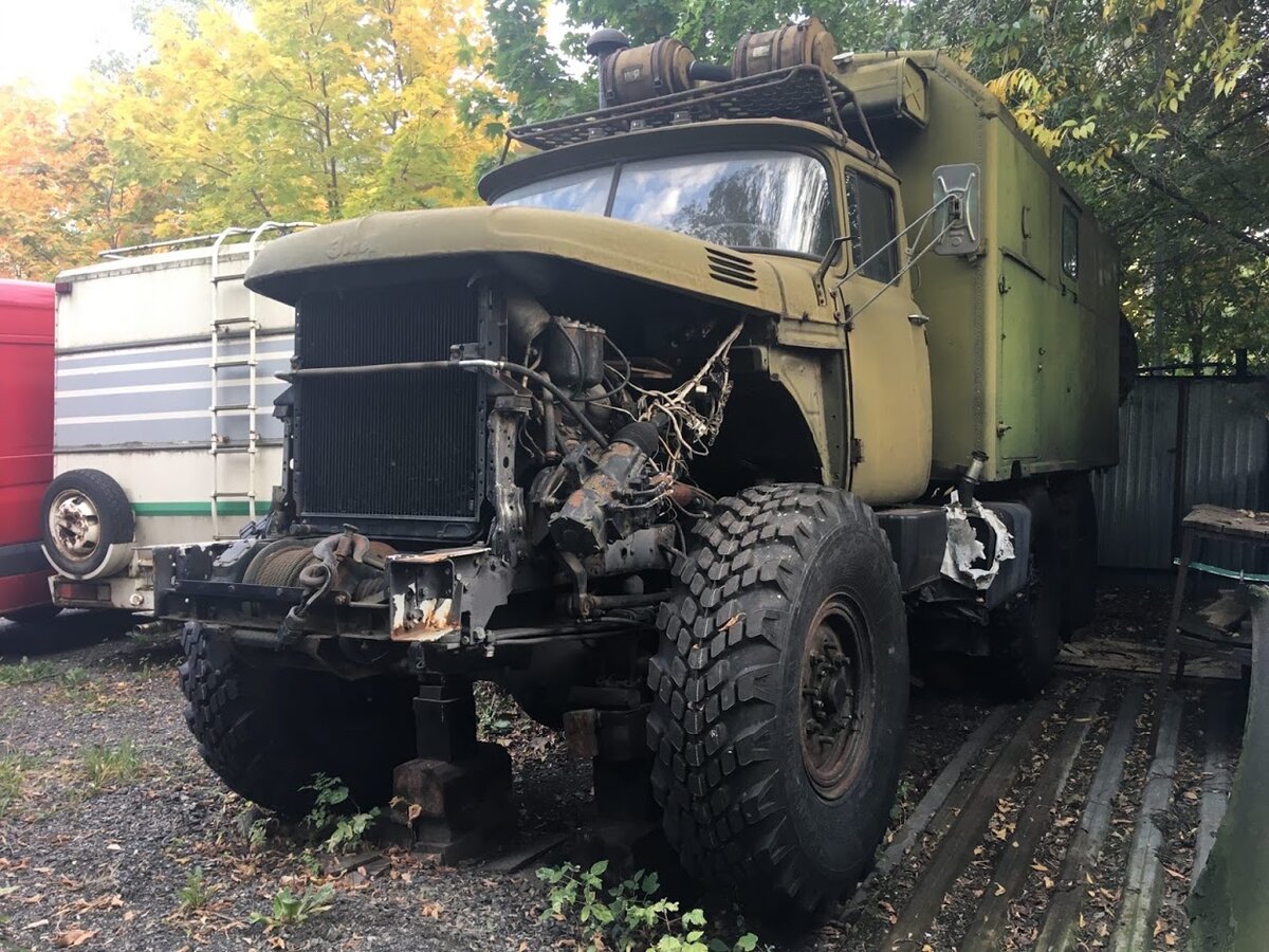 Просто монстр! Отсутствие элементов оперения придаёт ему ещё более агрессивный вид. 