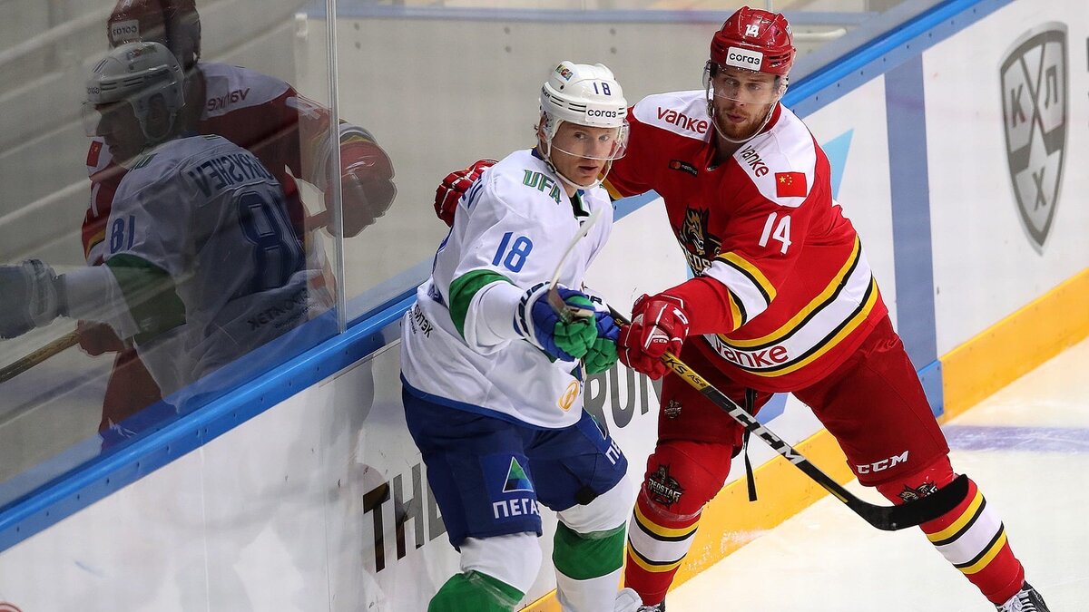 Дмитрий Кугрышев, забросил шайбу и схлопотал удаление до конца матча.