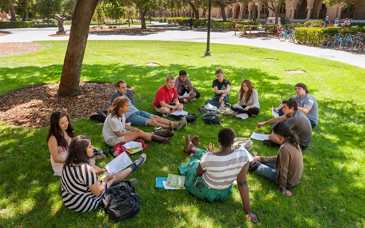 Университет США Стэнфорд. Стэнфордский университет Студенческая жизнь. Stanford University студенты. Люди на лужайке в парке.