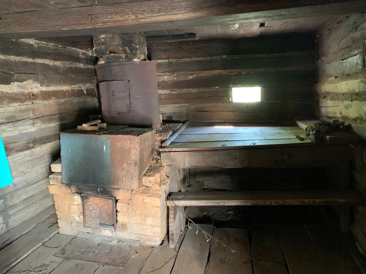 во дворе стоит баня, тоже древняя но не такая как дом