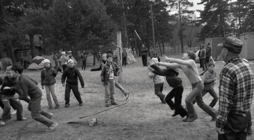 Двенадцать палочек это одна из разновидностей пряток! Двенадцать маленьких палочек укладываются на своего рода катапульту,  после этого запускаются в воздух. Пока ведущий собирает их обратно игроки прячутся по разным местам. Когда ведущий находит кого-то, тот должен успеть подбежать к палочкам, и снова их разбить и у найденного игрока та же задача. Если ведущий успевает это сделать, найденный игрок становится ведущим, но если игрок первым разобьёт палочки то ведущим остается прежней!