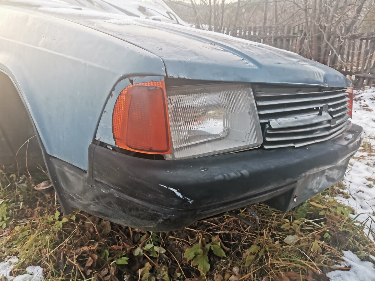 Одна передняя фара все ещё на месте.