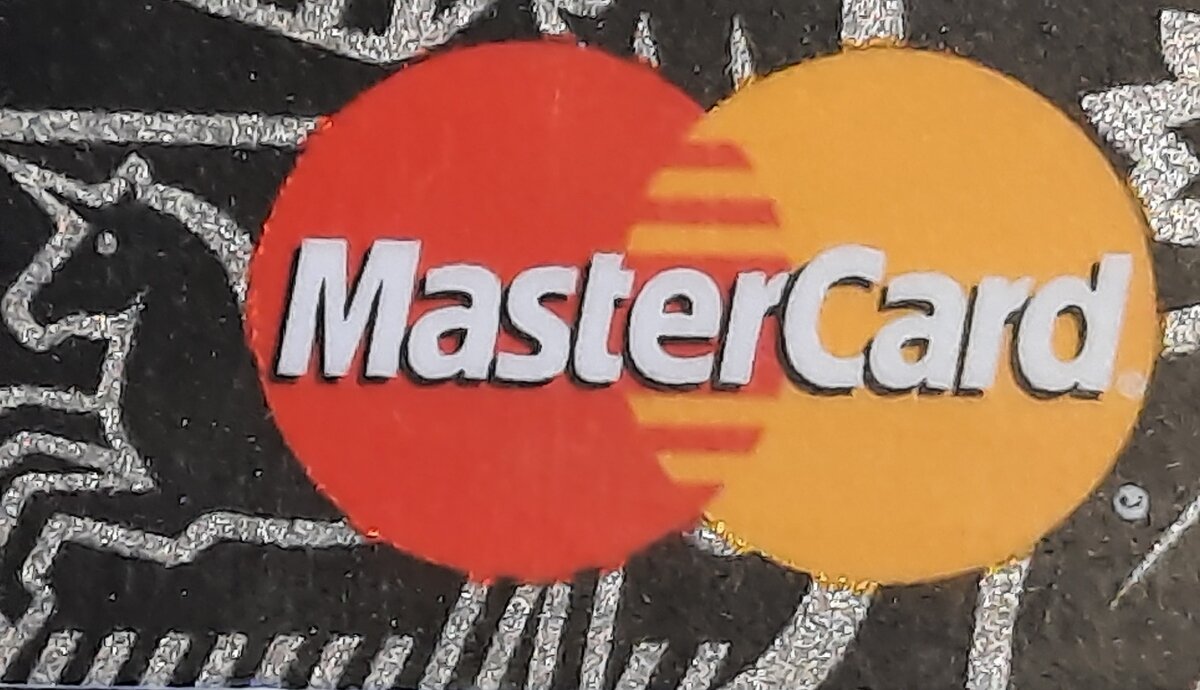 За время существования компании логотип несколько раз менялся