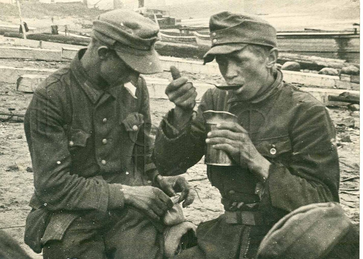 Немецкие солдаты второй мировой едят