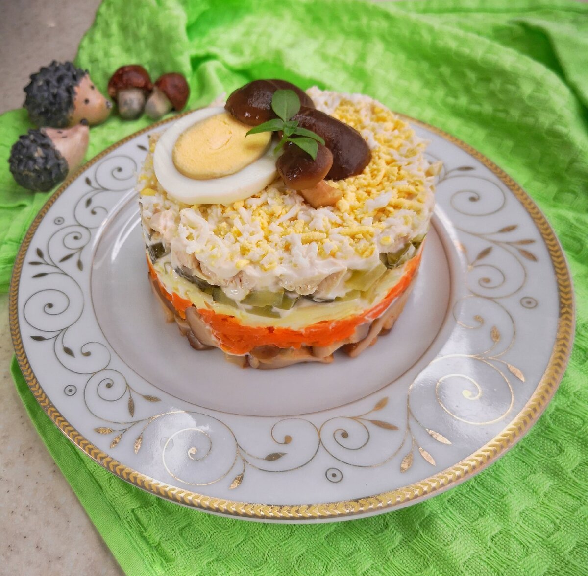 Слоёный салат с курицей и шампиньонами