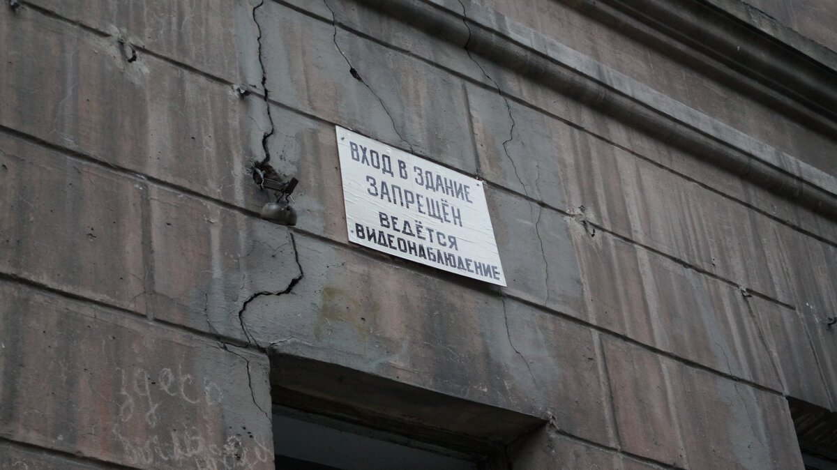 Единственный, кто тут остался работать - Большой Брат