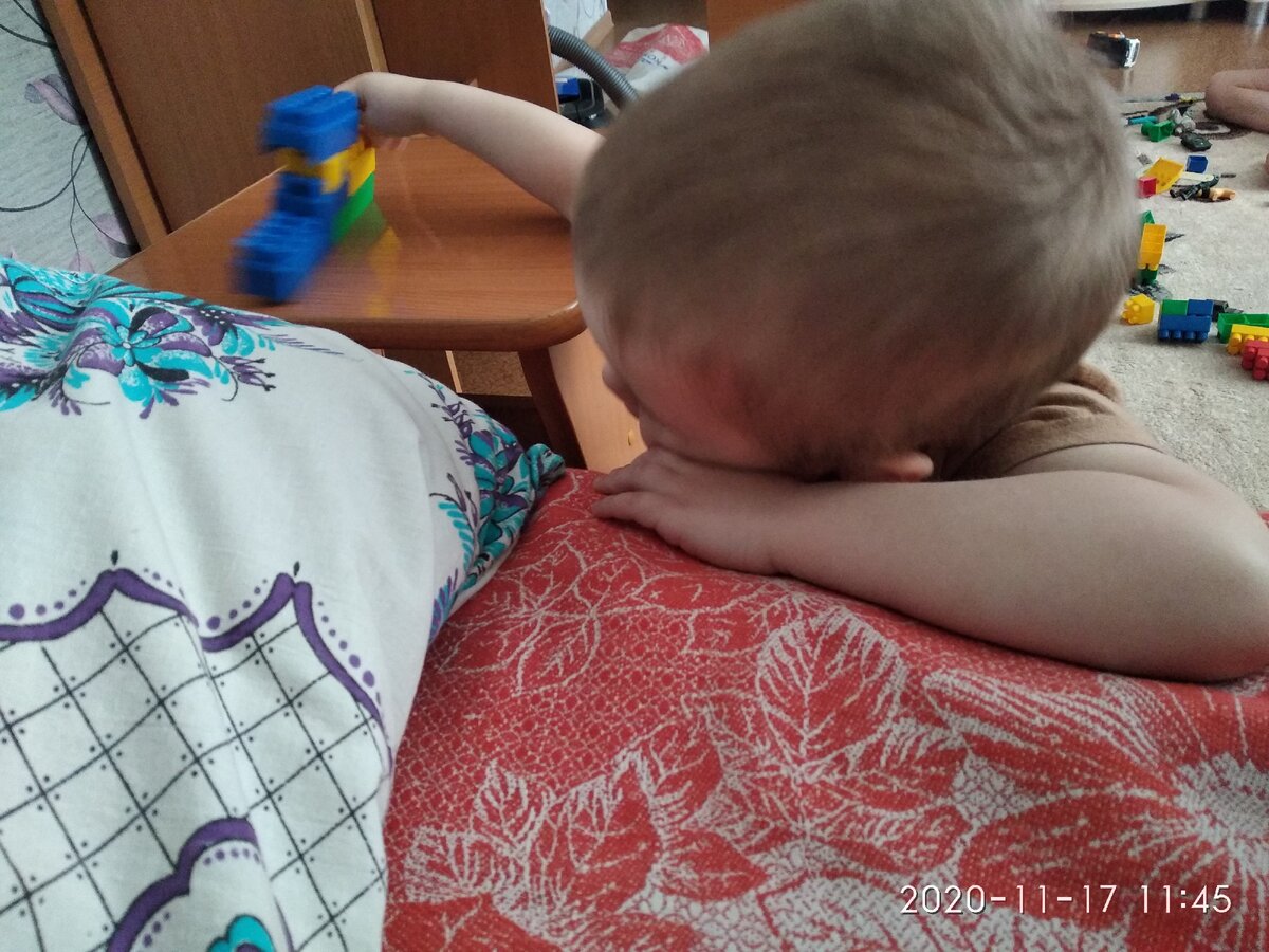 Вадя развлекает себя сам