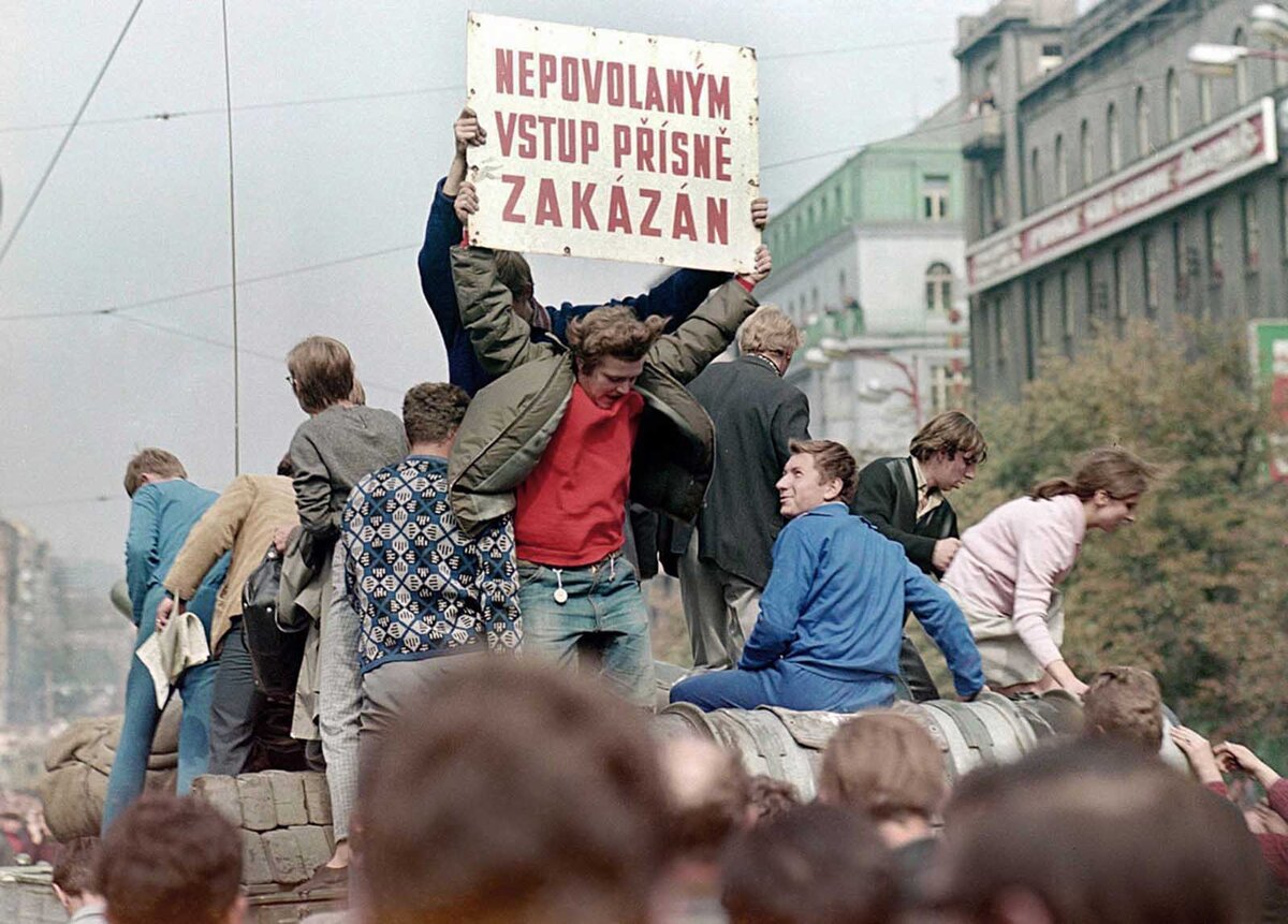 Люди на броне советского танка. На баннере написано: Вход посторонним запрещен!